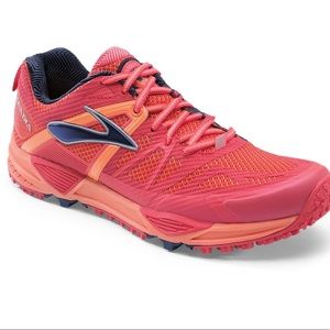 Brooks Cascadia 10 in Berry